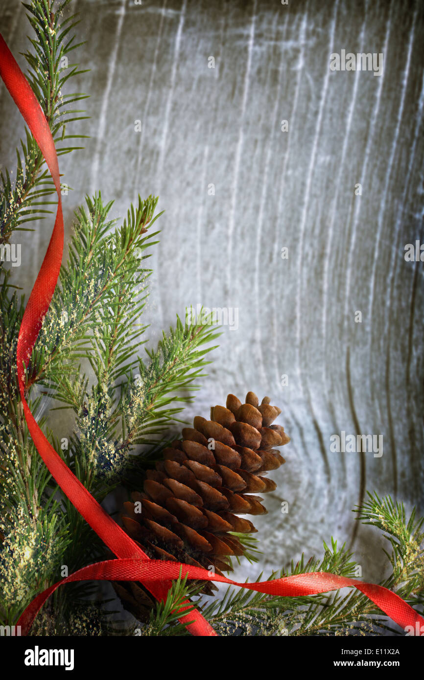 Sfondo con abete e cono su legno Foto Stock