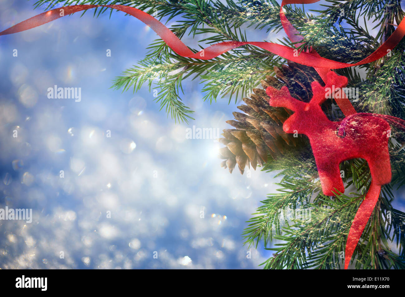 Sfondo con abete, la renna e il cono Foto Stock