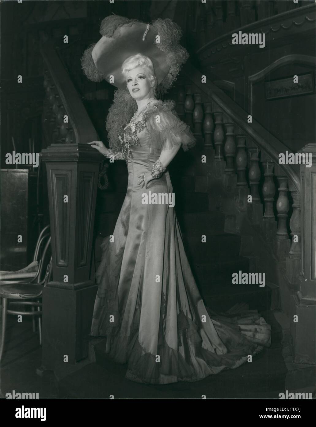 Ottobre 10, 1980 - Mae West in ospedale: veterano americano dea schermo Mad Ovest si trova gravemente malato in ospedale negli Stati Uniti dopo aver subito un ictus. Il glamour ora attrice di età compresa tra i 88, è famosa per la sua witticisms come Vieni e vedi me a volte. Foto Stock