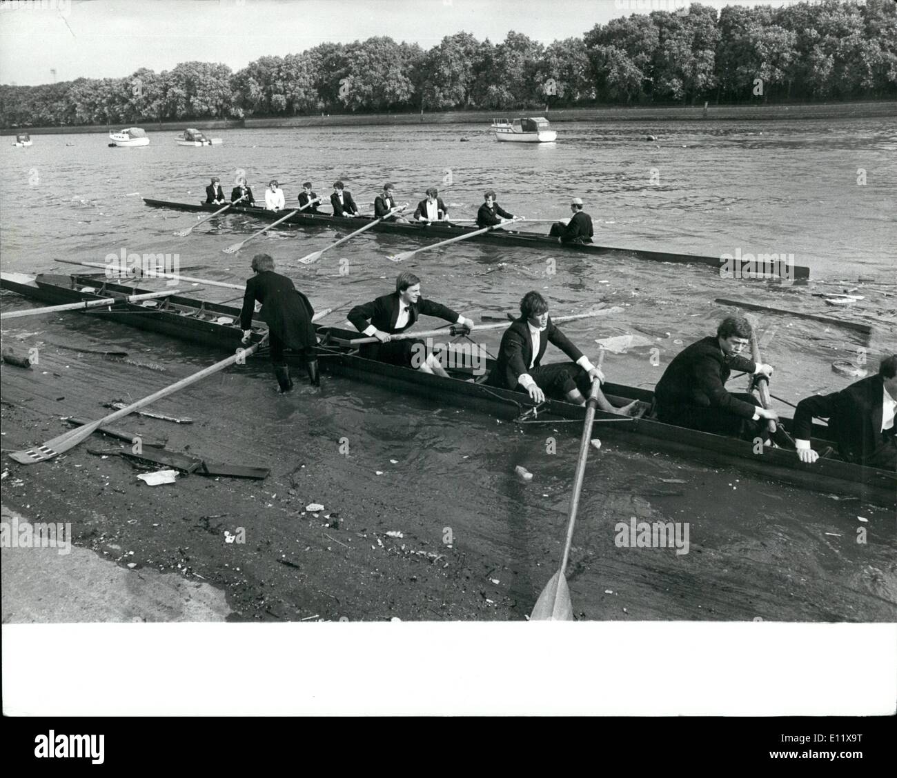 Ottobre 10, 1980 - Il giovane lame sono di nuovo: al di fuori del London Rowing Club, sul tamigi alzaia a Payney, venerdì scorso Foto Stock