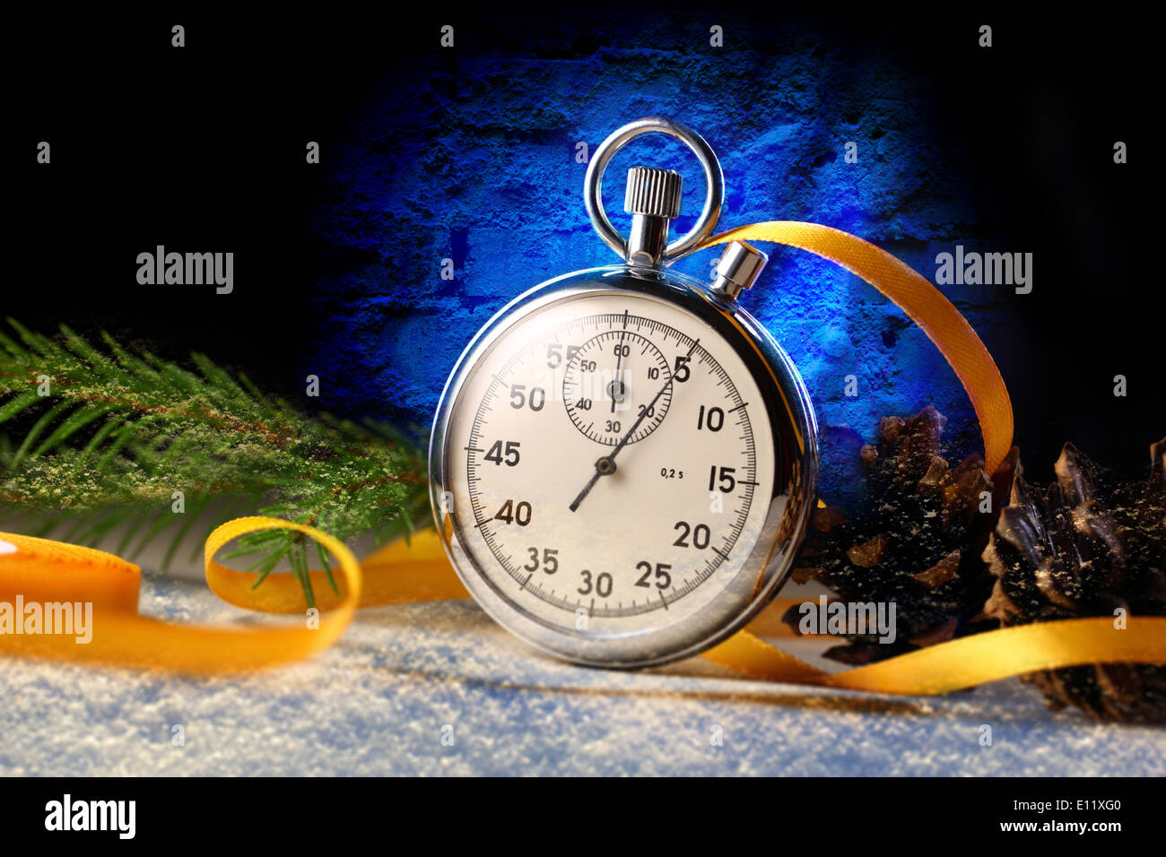 Cronometro e decorazione di Natale su nero Foto Stock