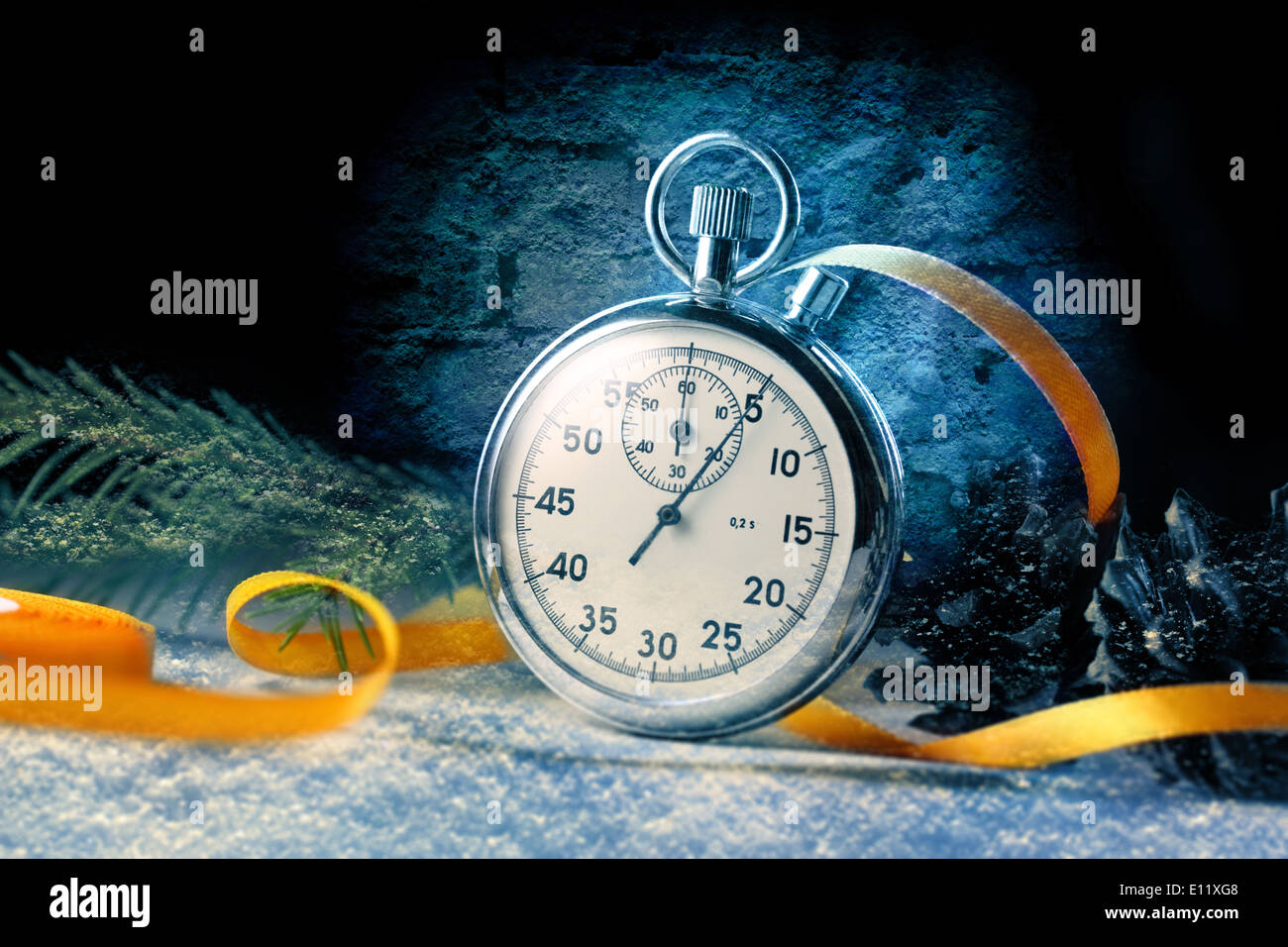 Cronometro e decorazione di Natale su nero Foto Stock