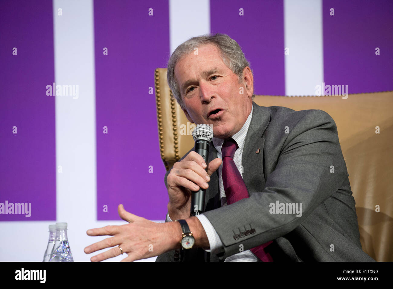 Ex U.S. Il Presidente George W Bush riflette sul suo impegnativo 8 anni in ufficio durante un discorso a un Texas business group Foto Stock