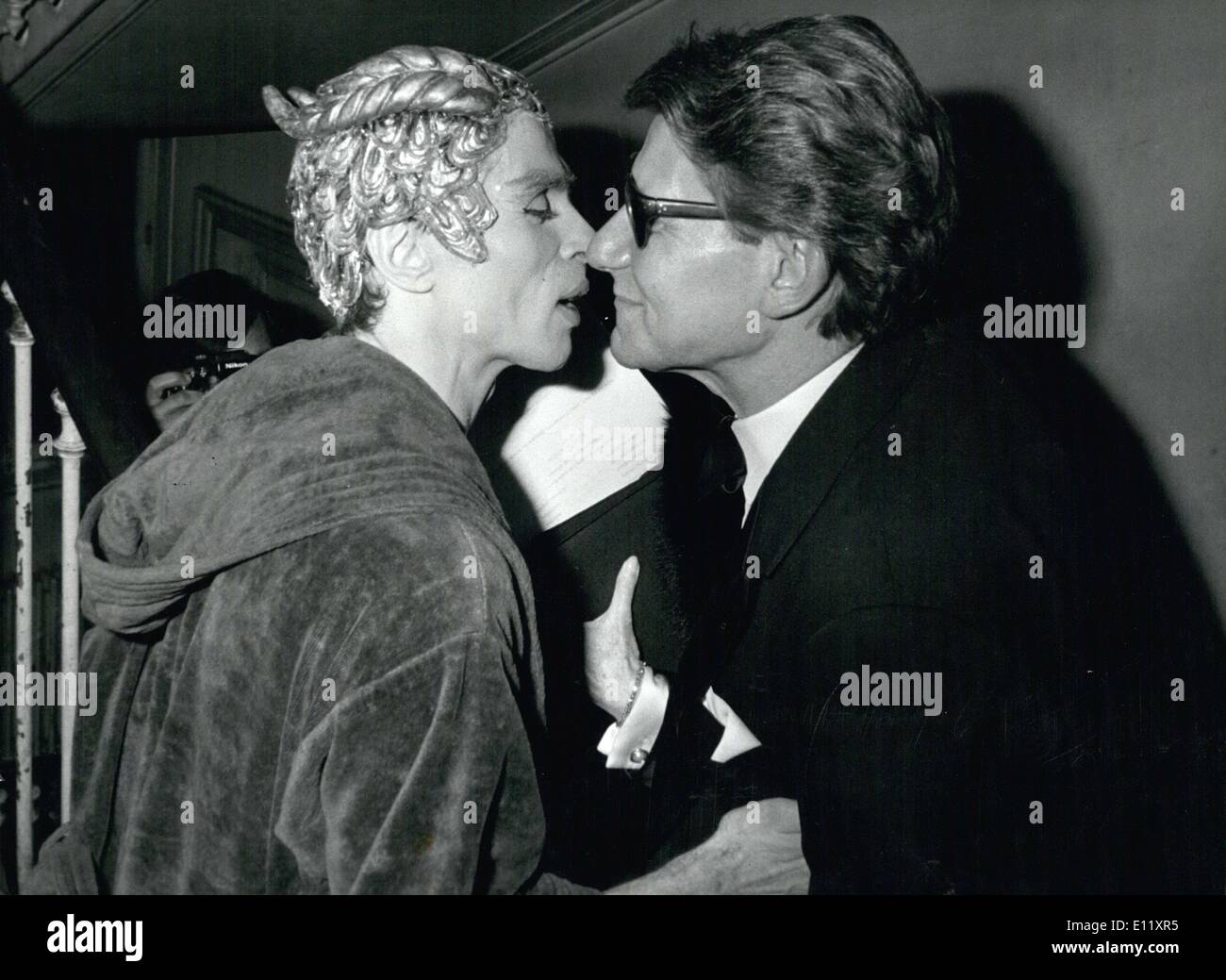 Febbraio 23, 1981 - Qui è Rudolf Nureyev essendo congratulato da Yves Saint Laurent dopo Nureyev eseguito ''Il pomeriggio del Fauno. Foto Stock