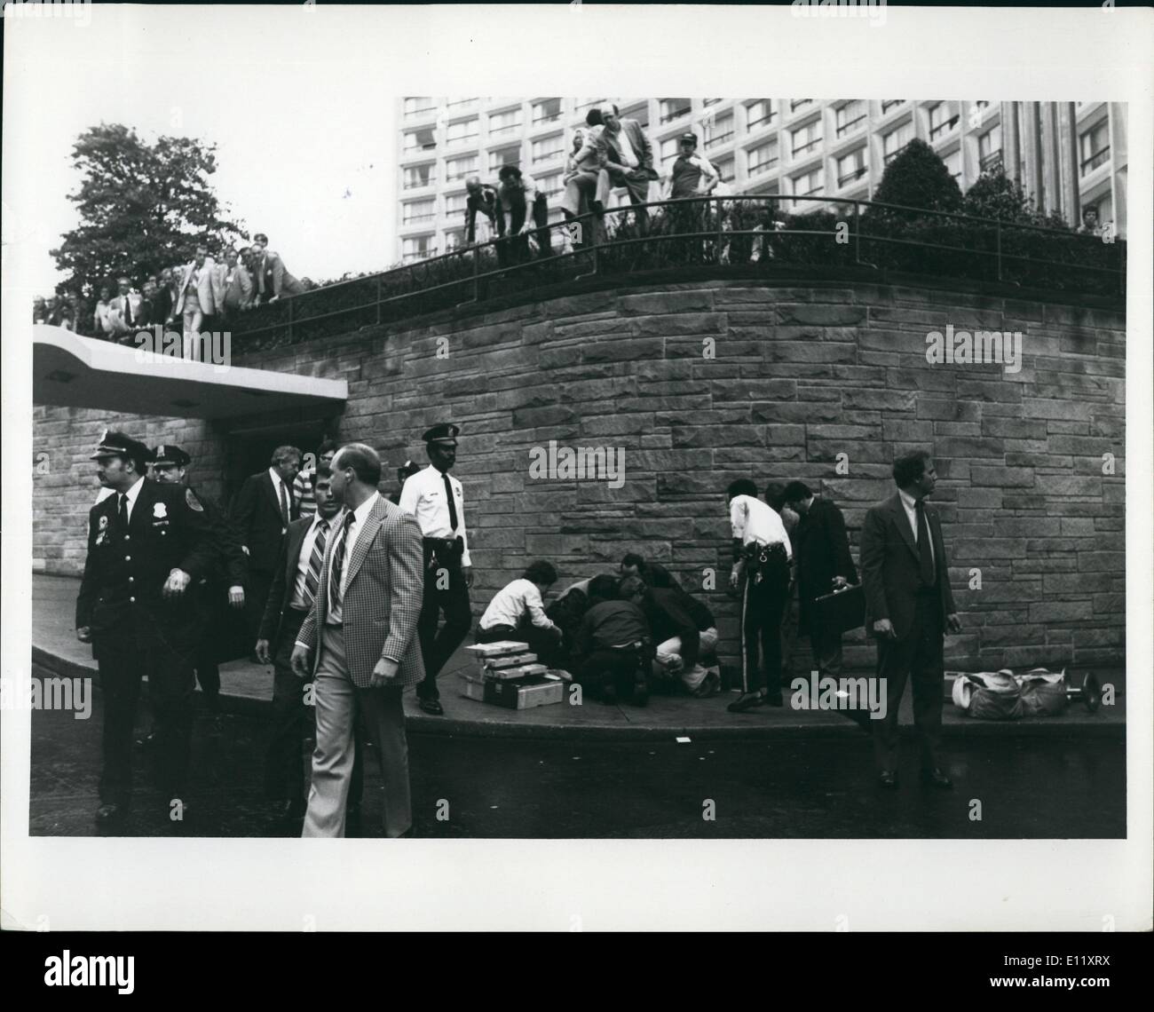 Mar 03, 1981 - assistere i feriti: i medici il ministro per premere il Segretario Jim Brady, al di fuori dell'entrata VIP a Washington Foto Stock