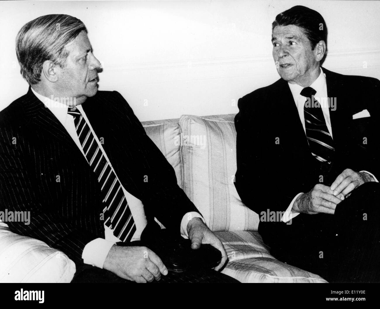 Nov 20, 1980; Washington, DC, Stati Uniti d'America; come il primo leader straniero del governo nel novembre 20th, 1980, West Cancelliere tedesco HALMUT SCHMIDT (sinistra) si sono incontrati con gli Stati Uniti Il presidente RONALD REAGAN dopo la sua elezione. (Credito Immagine: KEYSTONE Pictures USA/ZUMAPRESS.com) Foto Stock