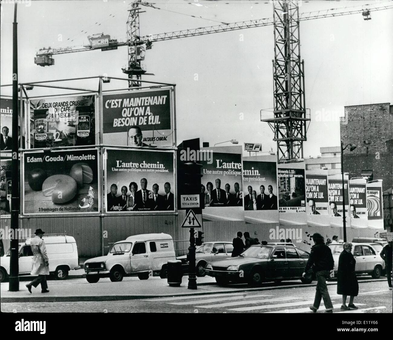 Mar 03, 1981 - La politica di assedio di Parigi: sembra dalle apparenze che Parigi sta subendo vide assedio di poster, piccoli e grandi che coprono ogni superficie disponibile o la città pubblicità le facce e gli slogan del loro futuro Presidente in concorrenza con la pubblicità per il formaggio, sapone e reggiseni. Foto Stock