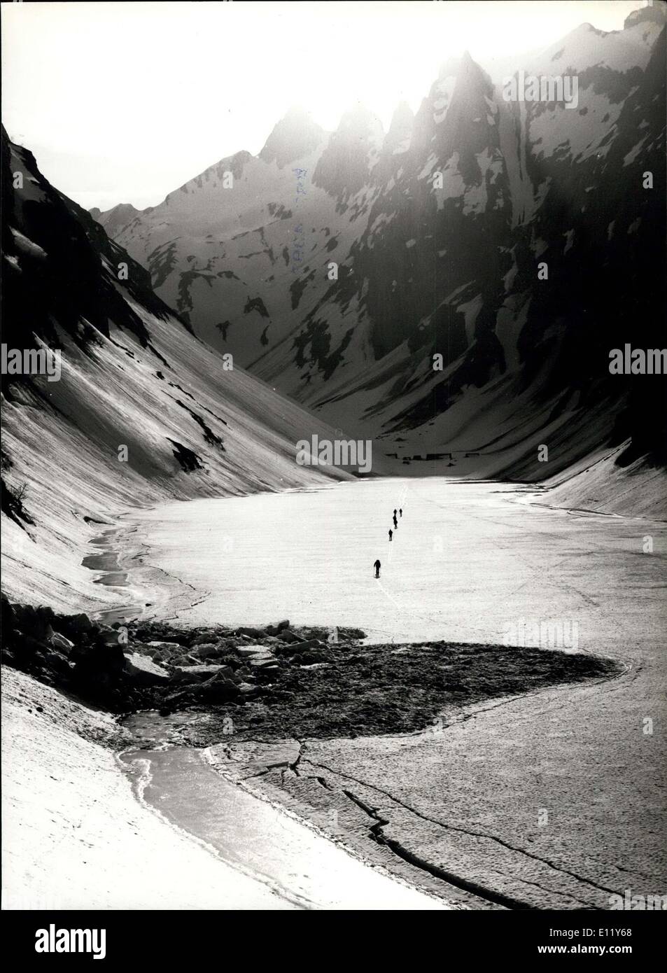 Mar 04, 1981 - primavera è ancora a venire al lago Falen. Una strana metà un metro di spessore della copertura di ghiaccio sul bellissimo Lago Falen nelle Alpi di Appenzell è ancora. In modo che la molla ski-turisti senza pericolo può mantenere attraversando l'acqua. Foto Stock