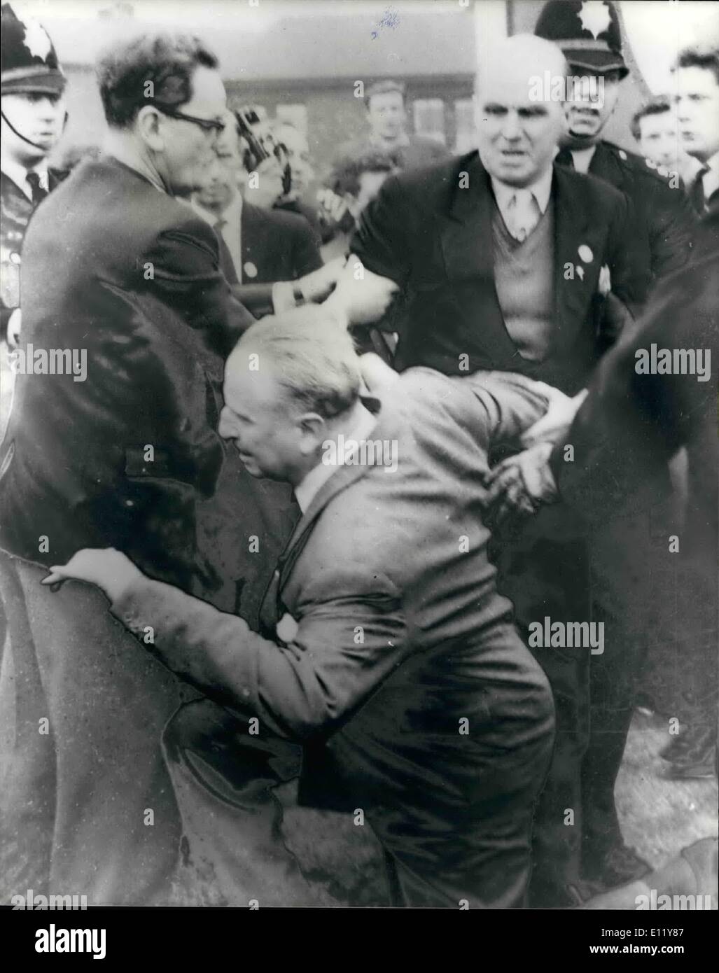 Il 12 Dic. 1980 - Sir Oswald Mosley muore a Parigi: Sir Oswald Mosley, un tempo leader della Bretagna movimento fascista, morì presto oggi a Parigi all'età di 84. La foto mostra il Sir Oswald Mosley essendo mauled dalla folla durante un rally a Manchester nel 1962. Foto Stock