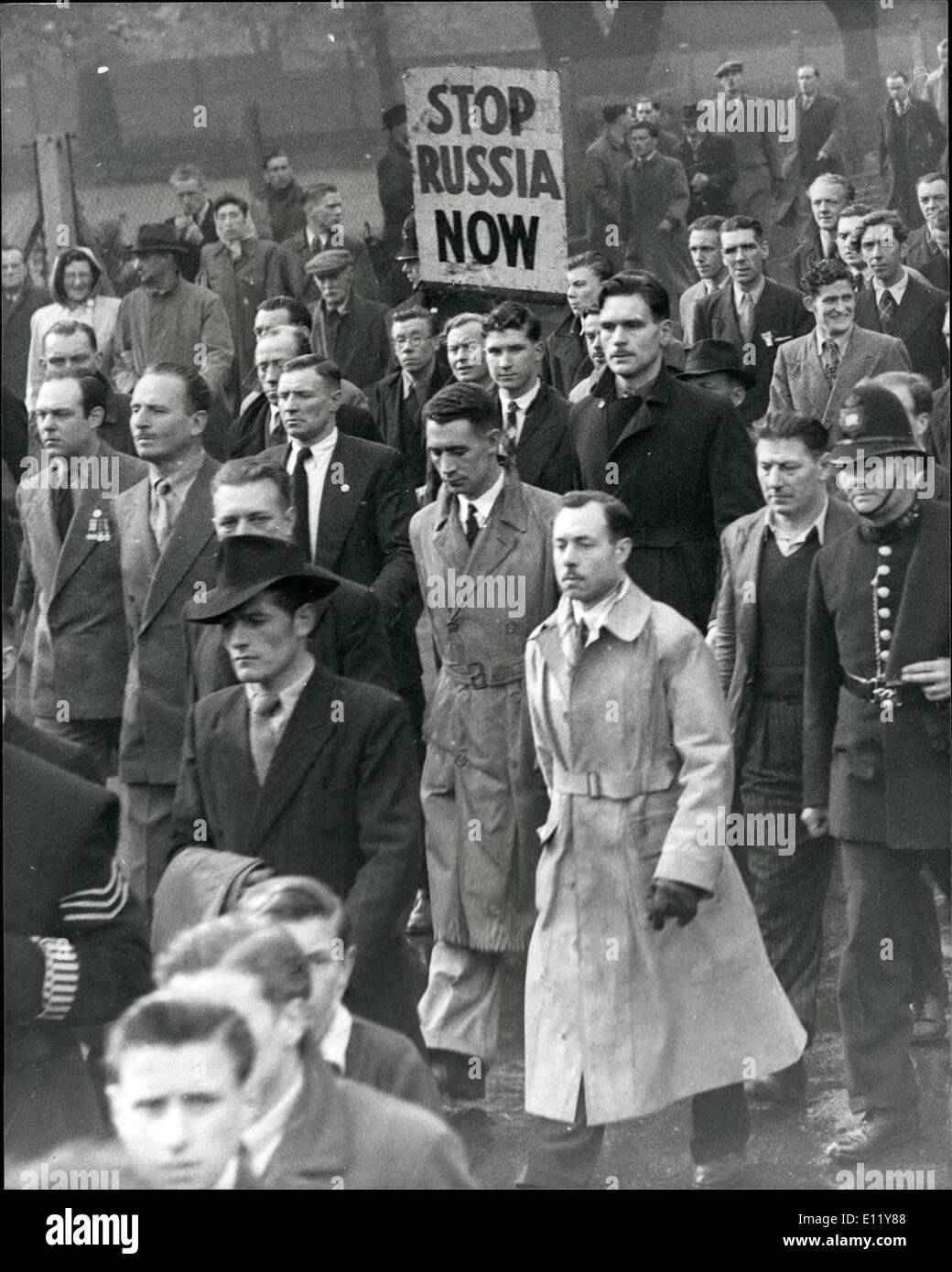 Il 12 Dic. 1980 - Sir Oswa;d Mosley morì a Parigi - Sir Oswald Mosley, una volta leader del British Poscist movimento, morì presto oggi nella sua casa di Parigi. Egli era 84. Mostra fotografica di:- Sir OswaldMosley con i suoi seguaci nel corso di una manifestazione a Londra negli anni trenta/ Foto Stock