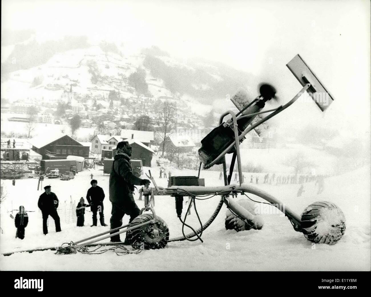 Il 12 Dic. 1980 - Neve cannoni per ski world cup: non c'è troppa neve in Ebnat-Kappel (Svizzera), dove mens di Coppa del Mondo di slalom gigante si svolgerà il 4 gennaio 1981, ma non ci sono problemi né: andare e ottenere un cannone da neve è la parola. Foto Stock
