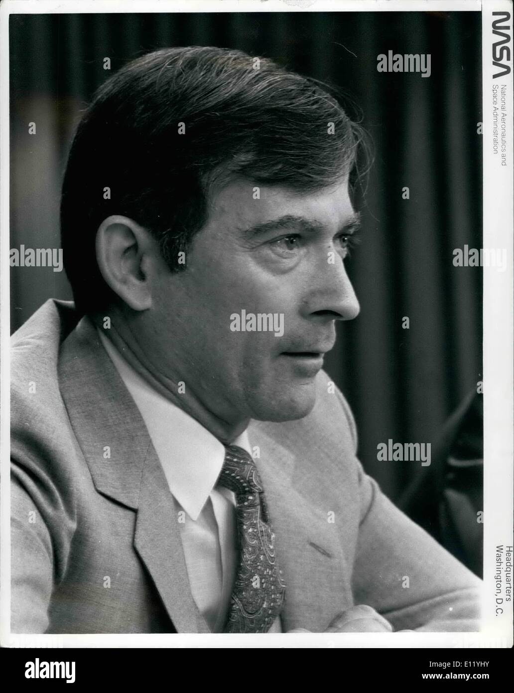 Gen 01, 1981 - Johnson Space Flight Center, Houston, Texas - astronauta John Young, comandante del primo volo dello Space Shuttle (STS-1) Columbia mutandine di premere sulla missione, Astronauta Robert Crippen è il pilota. Foto Stock