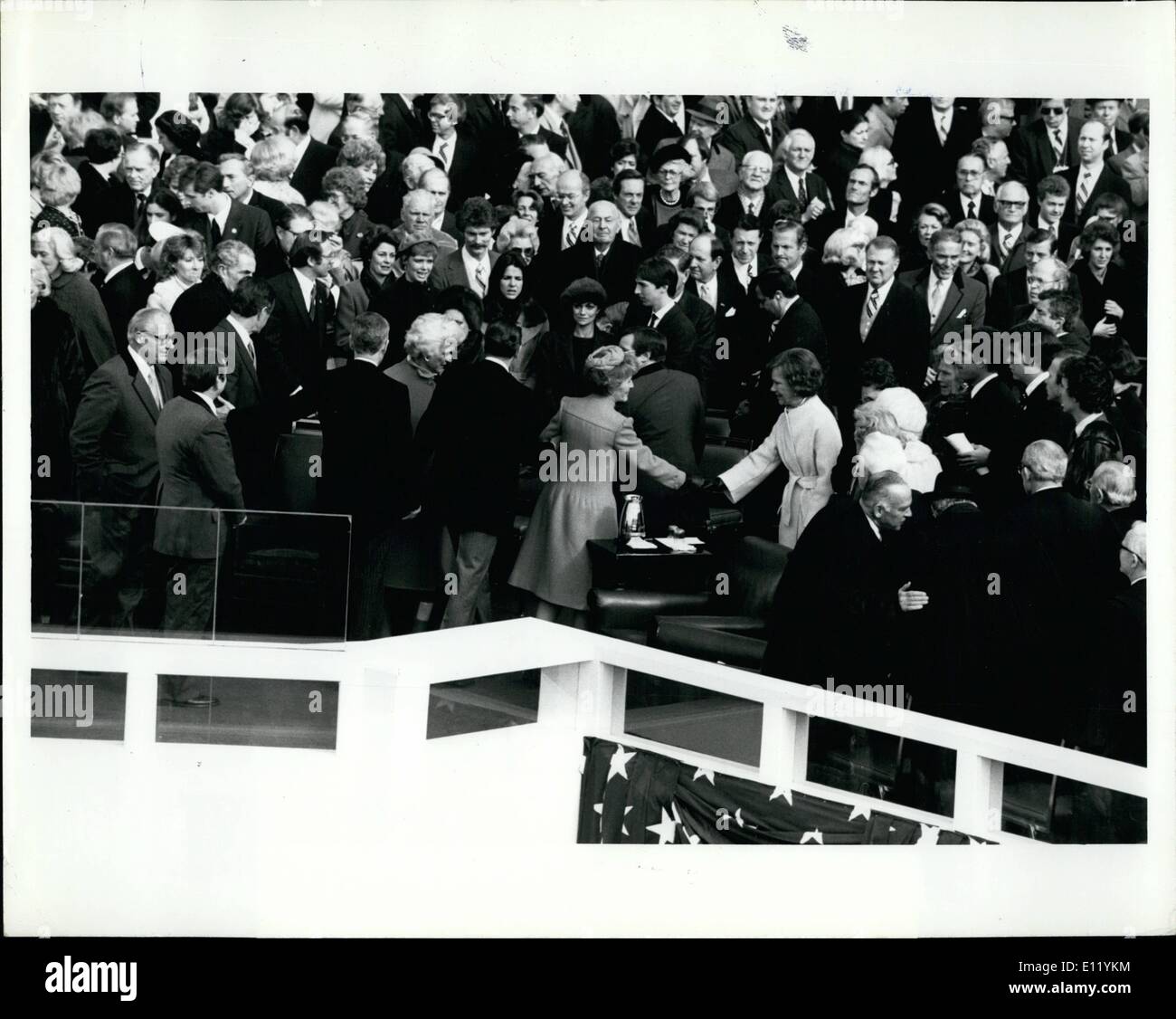 Gen 01, 1981 - First Lady Nancy Reagan (lefft) scuote le mani con l' ex First Lady Roaslynn Carter dopo la cerimonia inaugurale qui oggi. Foto Stock
