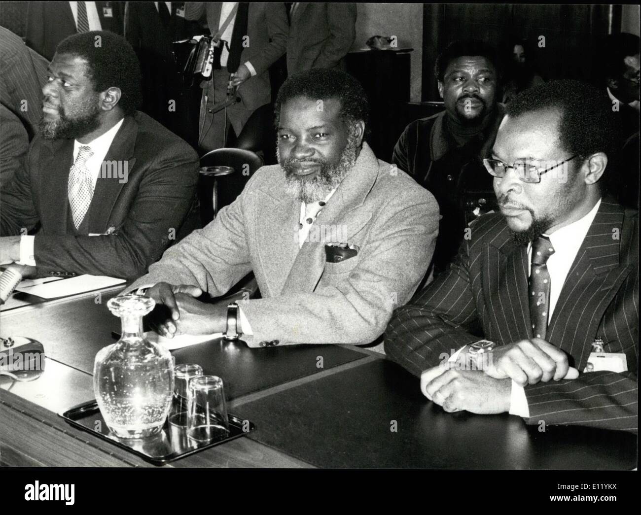 Gen 01, 1981 - Namibia Conferenza di Ginevra: SWAPO Delegazione. Conferenza ONU sulla Namibia è stata aperta a Ginevra, Gen 7. OPS: Delegazione di organizzazione del popolo dell Africa del Sud Ovest (SWAPO) con il suo Presidente Sam Nujoma (centro) e Hidipo Hamutenaya (r) e Theo-Ben Gurirab (l). Keystone Zurigo 1-8-81 Foto Stock