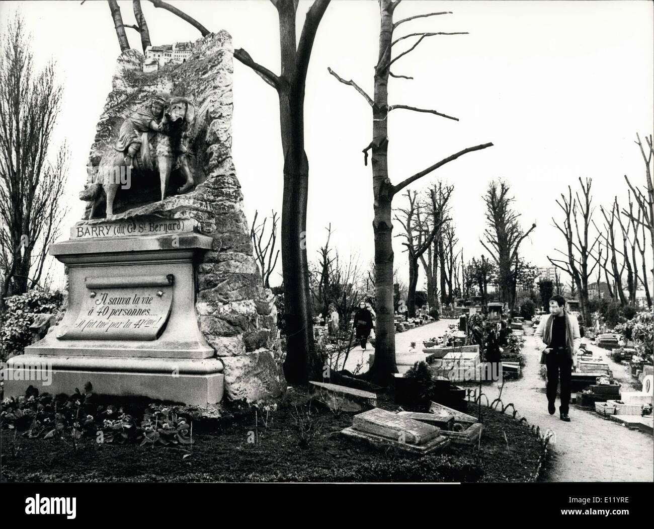 Apr. 04, 1981 - per gli amati Cani: alcuni hanno a vivere come esseri umani, così perché dovrebbero essere gli animali dopo la morte? Il cimitero per cani a Parigi - dove solo tre volte più persone di cani live - consente alle persone di avere sepolto il loro amato gli animali da 500 a 1000 franchi francesi. Mostra immagine: l'oggetto contrassegnato per la rimozione definitiva di Swiss ''San Bernardino " cane " Barry " (sinistra) che ha salvato la vita di più di 40 persone in montagna. Foto Stock