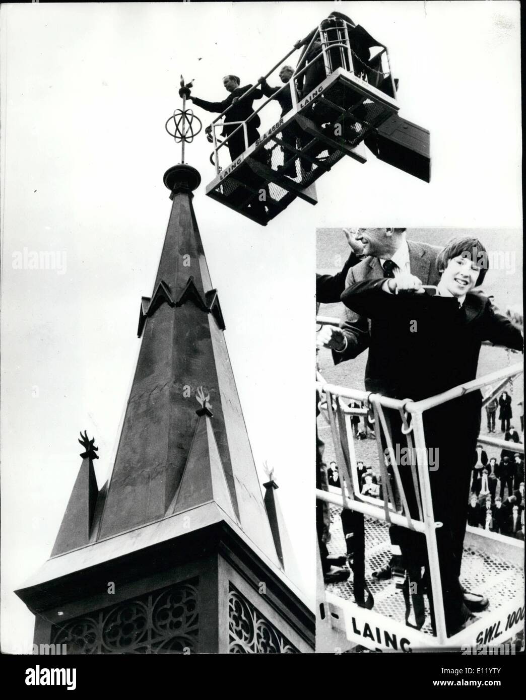 Apr. 04, 1981 - Tuck casella per essere aperto in 570 anni di tempo: 14 anni ragazzo scuola Nicholas Tinworth wsa sollevato mediante un paranco ieri a posto un involucro ermeticamente sigillato Tuck box in una guglia ricostruito a Bedford scuola che è stata danneggiata da un incendio due anni fa la scatola contiene il suo saggio vincente , un legame scolastico, un calendario e una detenzione da e verrà aperto in 570 anni di tempo quando la famosa scuola pubblica festeggia il suo Millenium. La foto mostra un inserto di Nicholas Tinworth con risvolto box ha messo sulla guglia sopra è Sir Maurice Laing, presidente di destra di costruttori, John Laing, e il signor Foto Stock