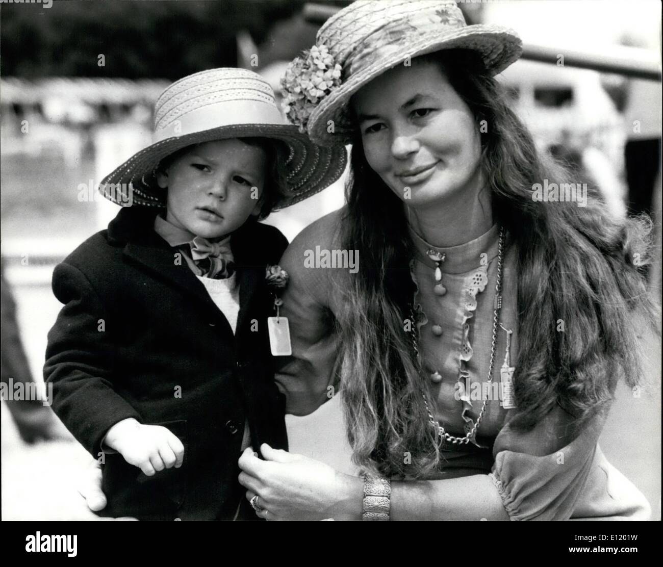 Lug. 07, 1981 - Henley Royal Regatta: Mostra fotografica di 2-anno-vecchio Charles Esterhazy con sua madre la contessa Ilona Sporting Henley naviganti nel giorno di apertura del Henley Regatta. Foto Stock