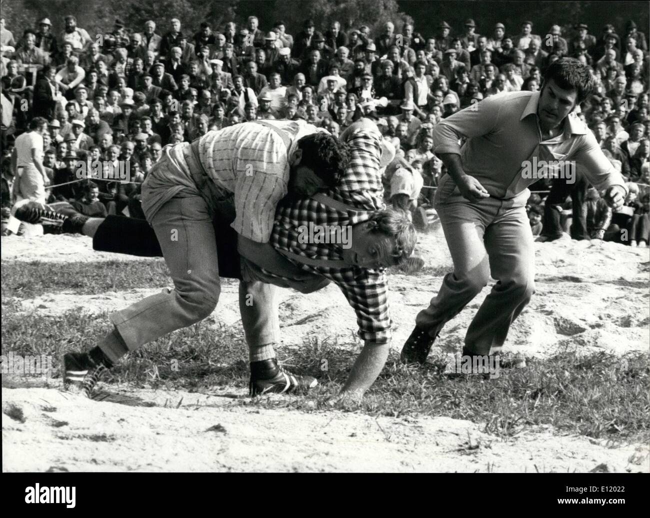 Lug. 07, 1981 - Swiss wrestling festival di Unspunnen: Leo Betschart camicia a scacchi , qui in lotta con Jorg Schneider, ha w Foto Stock