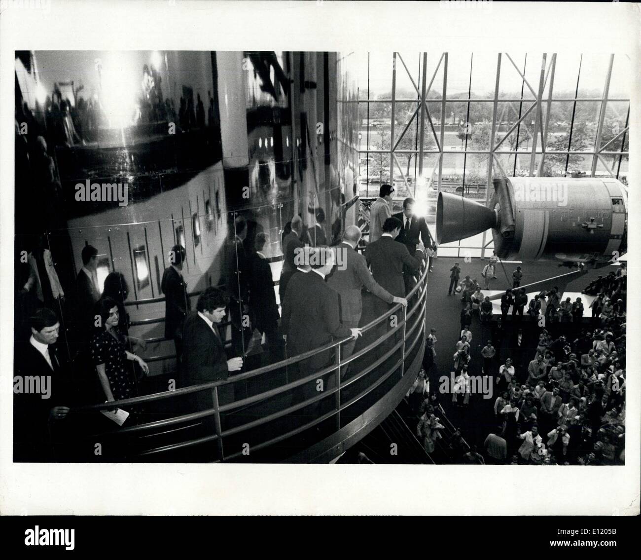 01 maggio 1981 - Il Principe entra Sky Lab: il Principe Carlo di Gran Bretagna, seguita da aiutanti e Smithsonian funzionari passeggiate una rampa Foto Stock