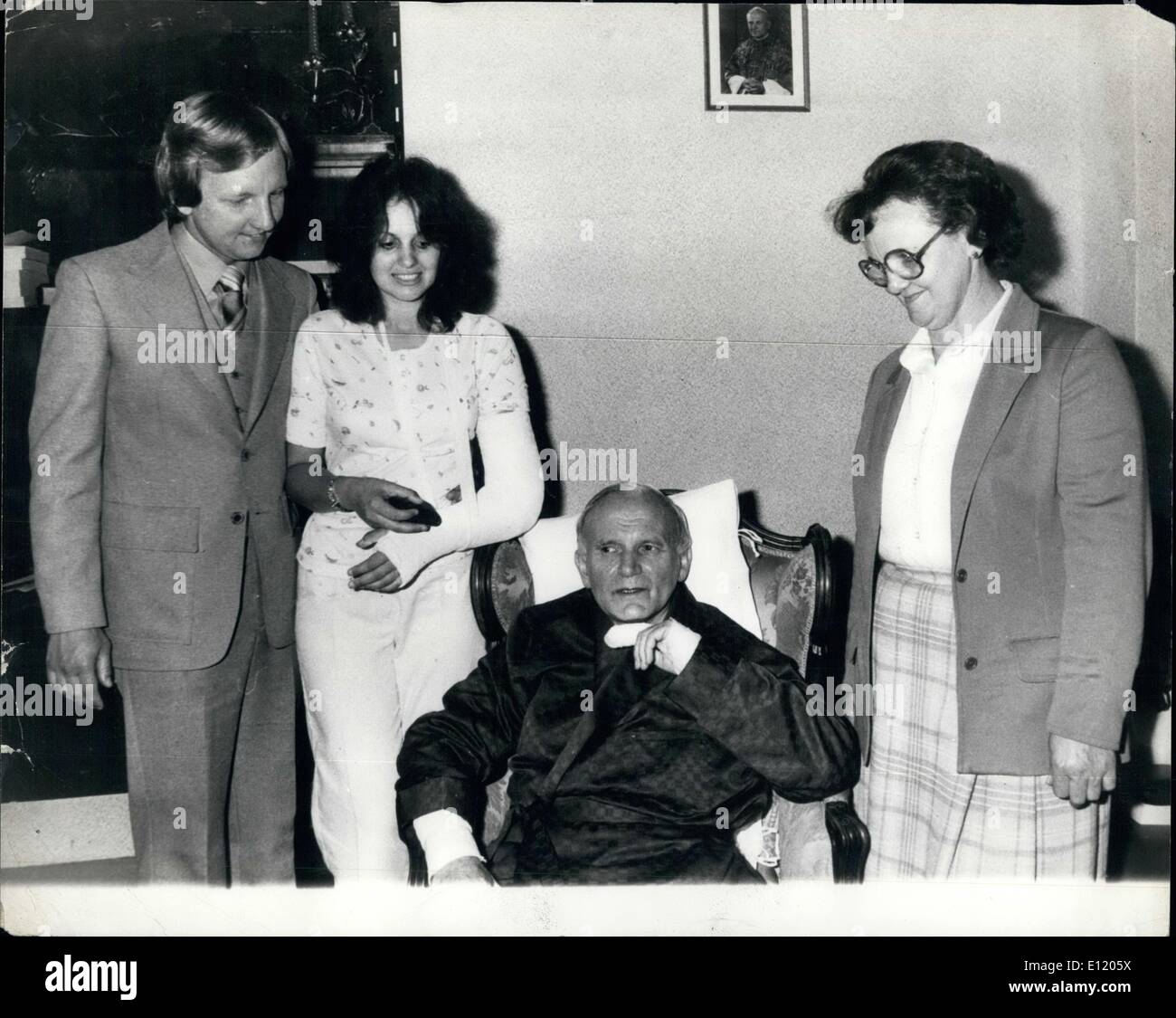 05 maggio 1981 - Il Papa e feriti Tourist incontrare il sig. Rose Hall, 21, il turista americano il cui braccio è stato rotto da uno dei due Foto Stock