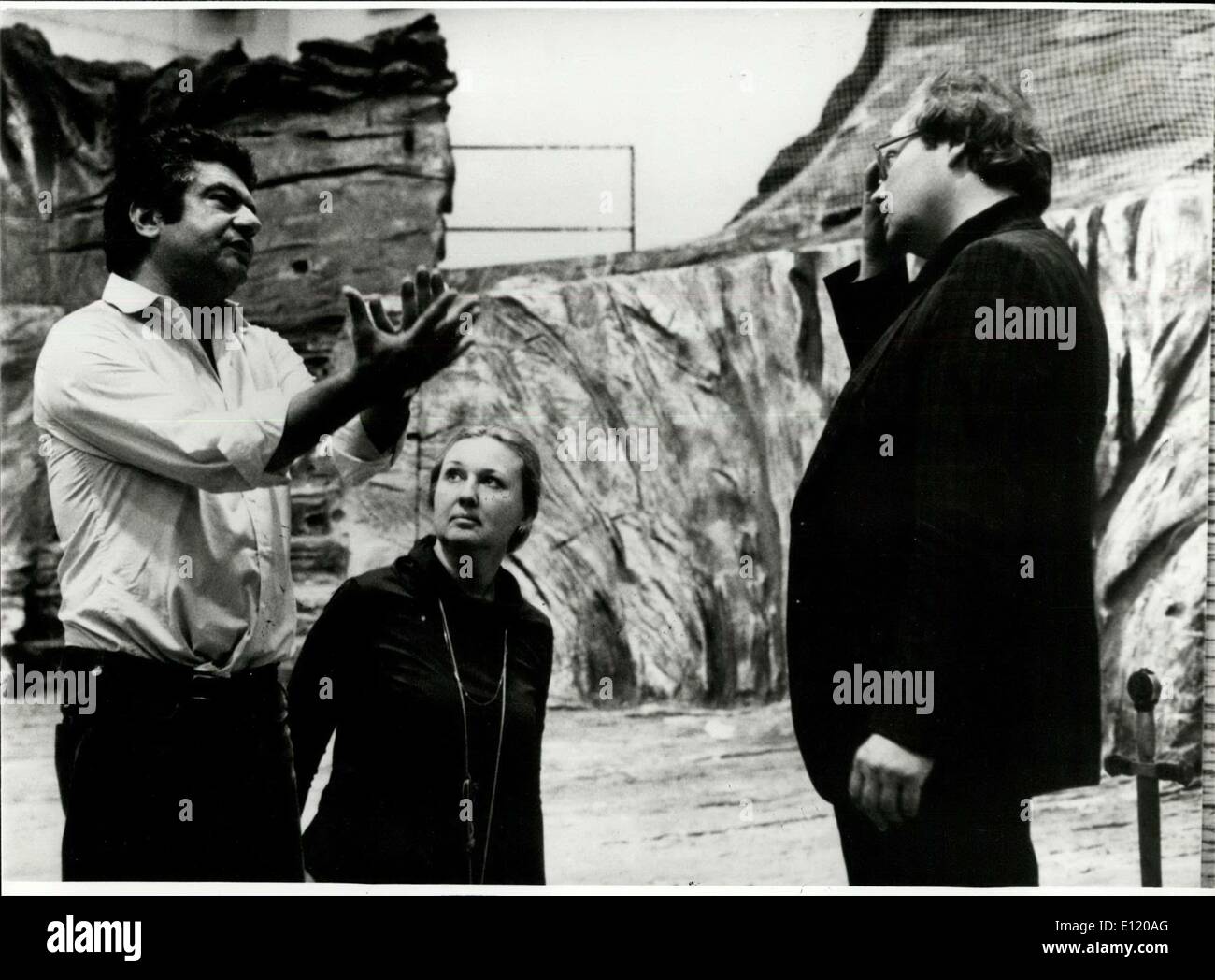 Lug. 25, 1981 - inizio del ''Bayreuther Festspiele'' : Gli attori sono ripassando avidamente.. sulla ''Gruner Hugel'' in Bayyreuth, o il festival di questo anno avrà inizio già in una settimana, il 25 luglio. Essi saranno aperti con una nuova produzione di ''Tristano e Isotta'', per cui Jean-Pierre Ponnlle è in carica del. Rene Kollo e Johanna Meier sarà in grado di cantare il nome di entrambe le parti sotto la direzione musicale di Daniel Barenboim. ''Tristano e Isotta" sarà eseguita 7 volte Foto Stock