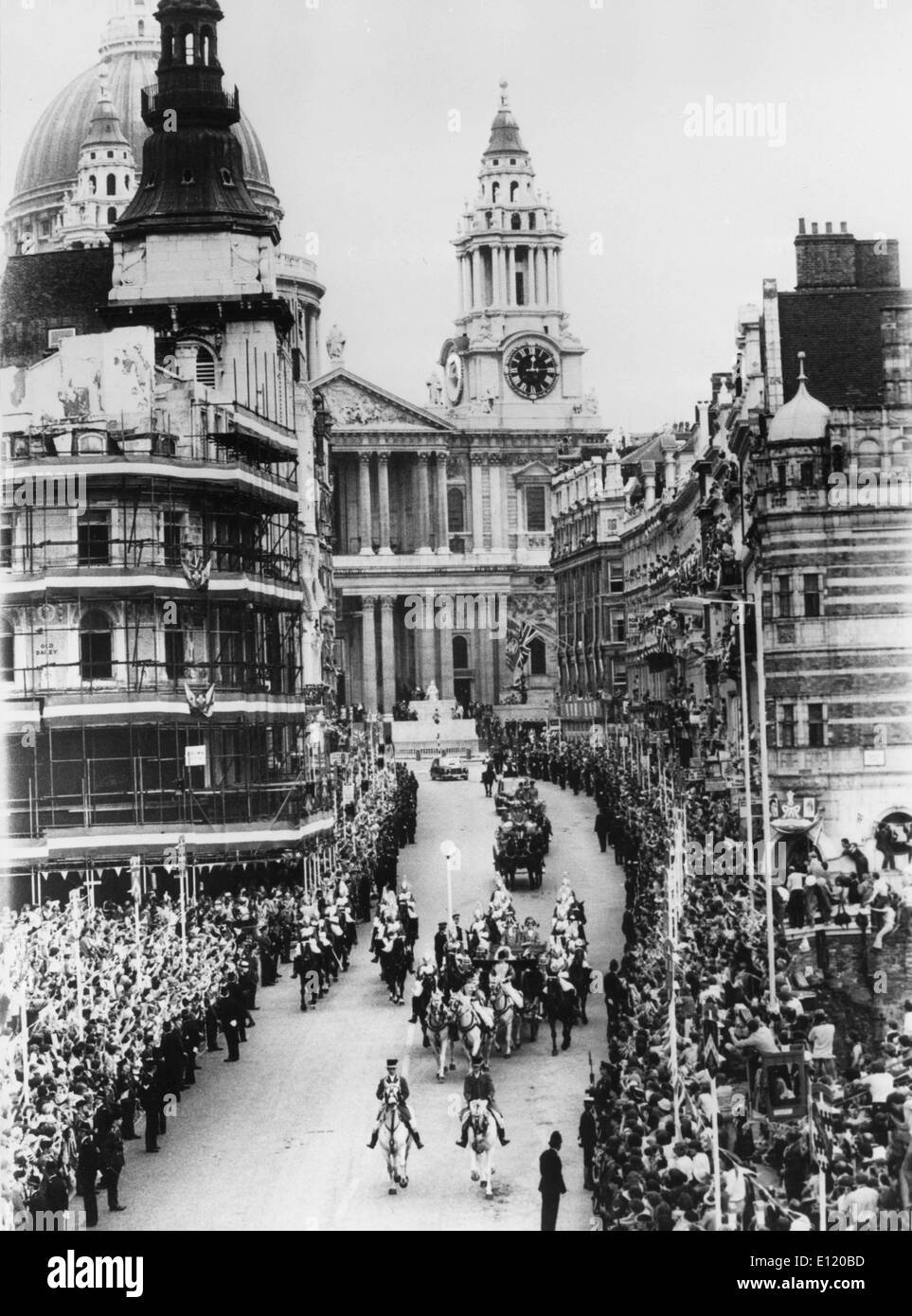 Jul 29, 1981 - Londra, Inghilterra, Regno Unito - Il principe Carlo e Diana Spencer arrivano nel carro trainato da cavalli. Nozze di Charles, Principe di Galles e Lady Diana Spencer tenutosi a Cattedrale di San Paolo, guardato da un global televisione pubblico di 750 milioni di euro mentre 600.000 persone rivestite le strade di intravedere di Diana in rotta per la cerimonia. Foto Stock