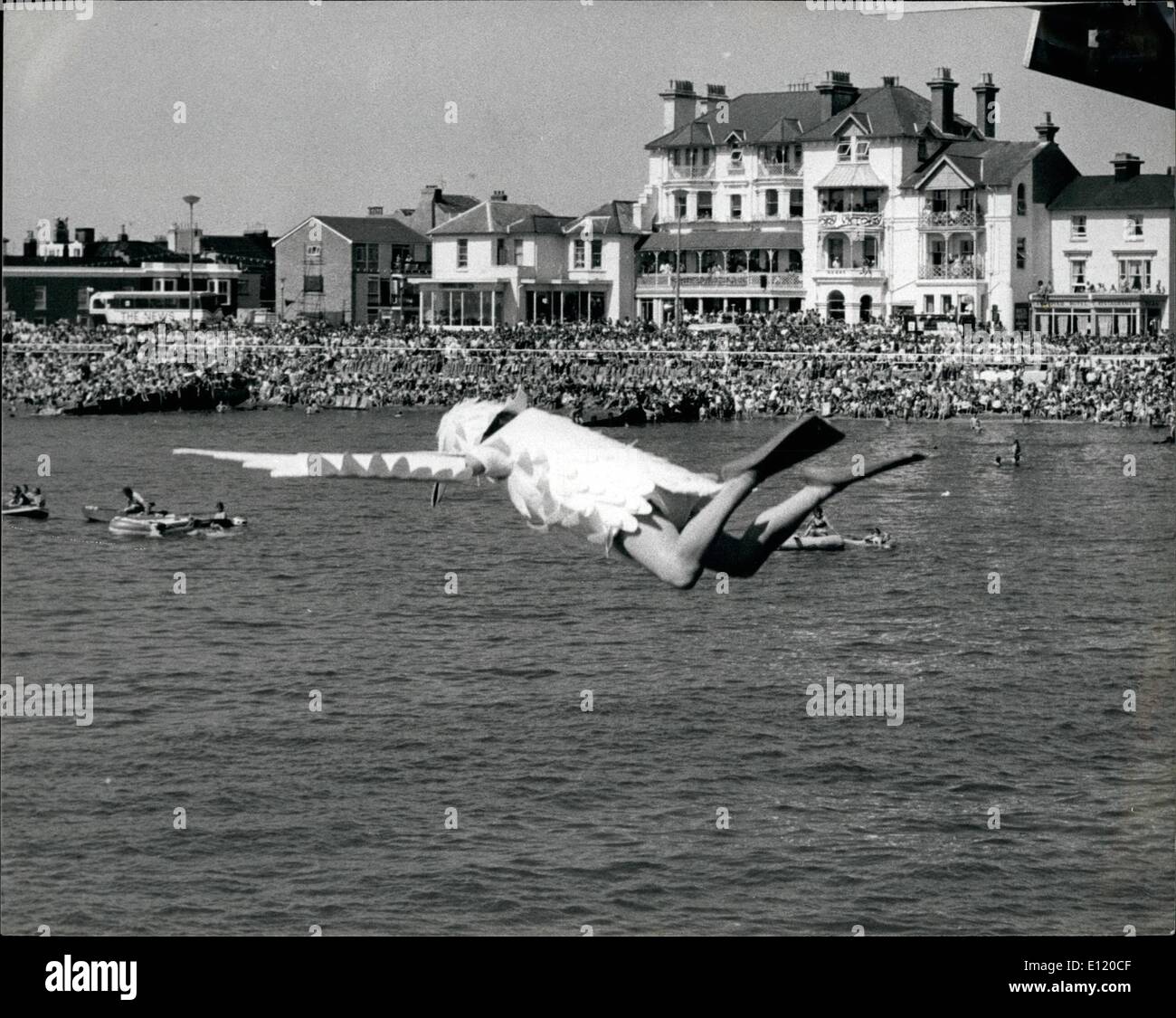 Agosto 08, 1981 - International Birdman rally a Bognor Rgis.: il decimo International Birdman rally ha avuto luogo ieri off il molo a Bognor Regis, il premio superiore di &pound;3000 per il miglior lotta di 50 metri o oltre non è stata vinta. Mostra fotografica di Stefano Giosuè battenti in nome del Cobra club, in un tipo di buzby outfit, nella foto dopo il lancio della sua off il molo a Bognor Regis ieri. Foto Stock