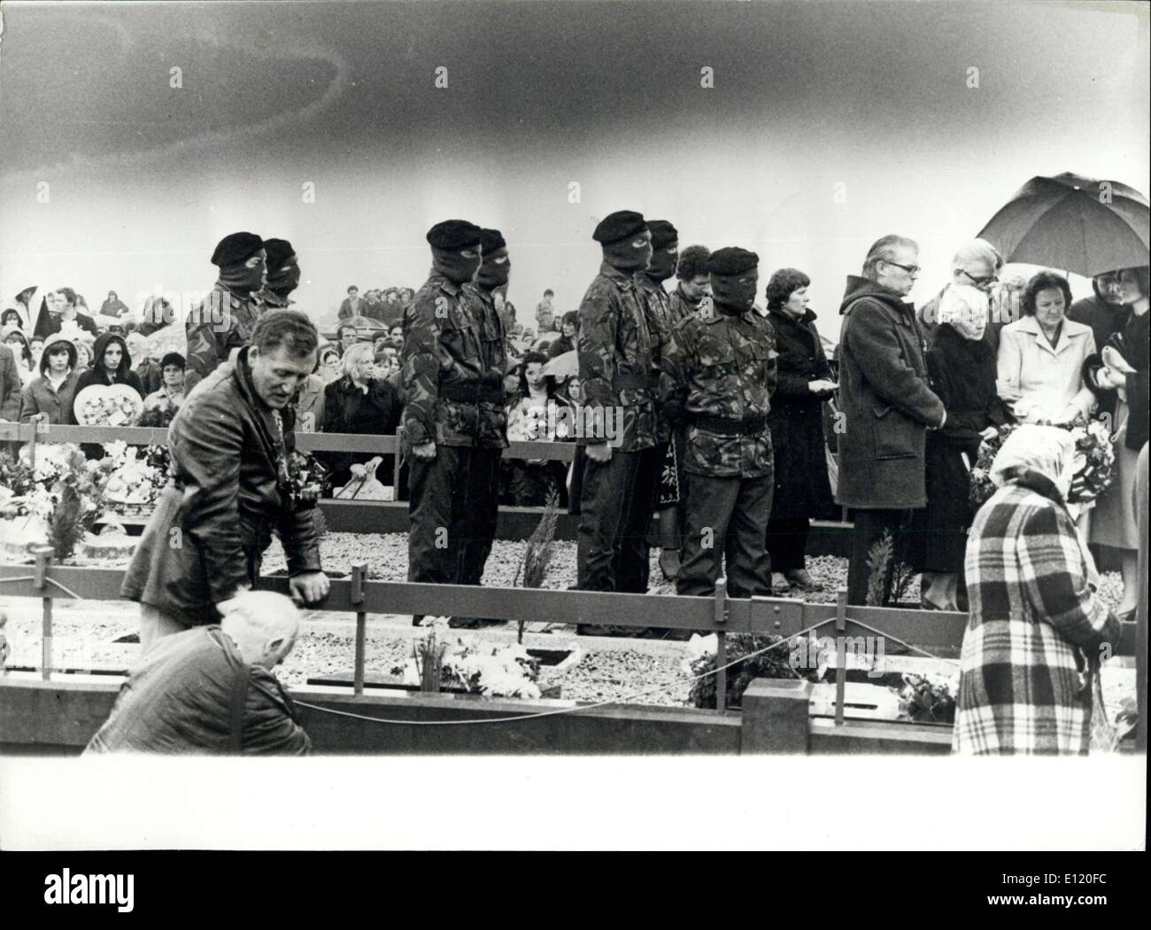 Maggio 07, 1981 - i funerali di Bobby Sands: IRA scioperante della fame di Bobby Sands MP è stato sepolto nel cimitero di Miltown, Belfast, con ira gli onori militari. Mostra fotografica di ira i membri nel combattere la giacca, maschera beneficio di sabbia al momento della sepoltura di Bobby Sands in Belfast oggi. Foto Stock