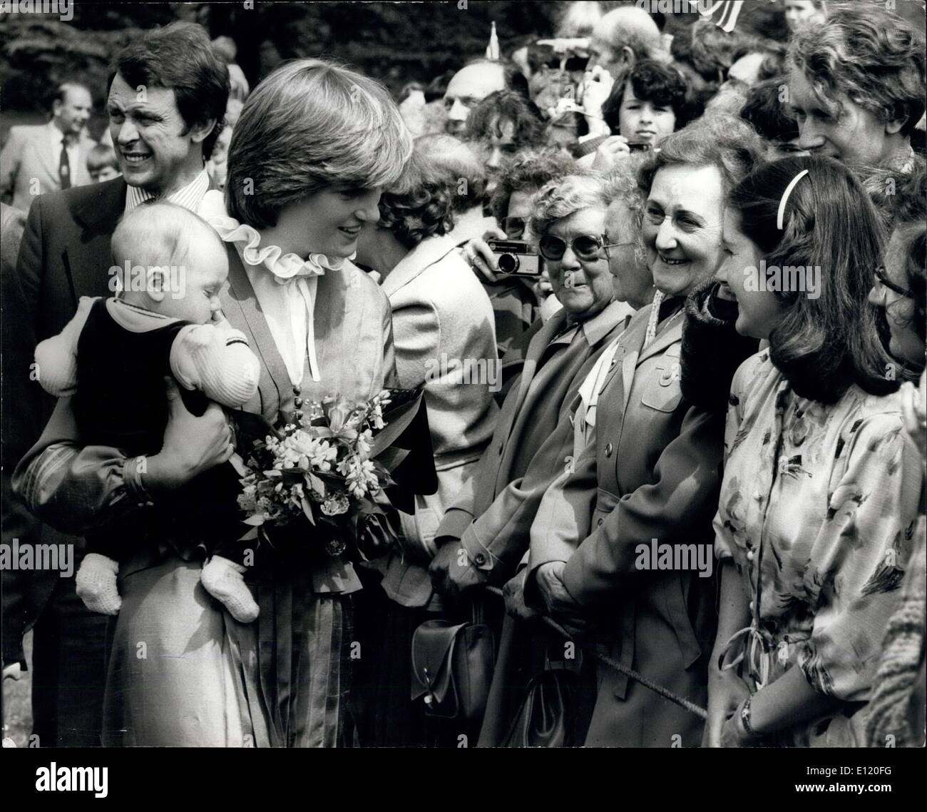 09 maggio 1981 - Il principe Charles e Lady Diana aprire broadlands mostra: oggi il principe Charles e Lady Diana Spencer, ha ufficialmente inaugurato la Mountbatten mostra al Broadlands, Ronsey, Hampshire. La mostra è stata creata da Lord e Lady Ronsey, come un omaggio a Lord e Lady Mountbatten. Mostra fotografica di Lady Diana visto tenere i tre mesi di un onorevole Phillips, veloci a destra che ha consegnato la sua durante il suo cammino nel terreno con il Principe Carlo al Broadlands oggi. Foto Stock