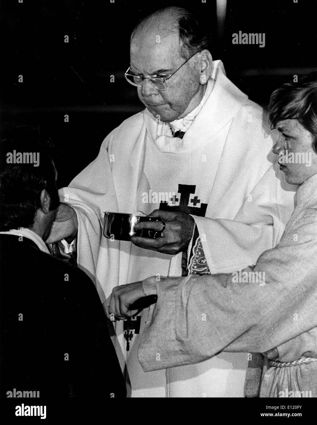 Il Cardinale Terence Cooke dando la comunione in un servizio speciale presso la cattedrale di San Patrizio, dopo un tentativo di assassinio sul Papa Foto Stock