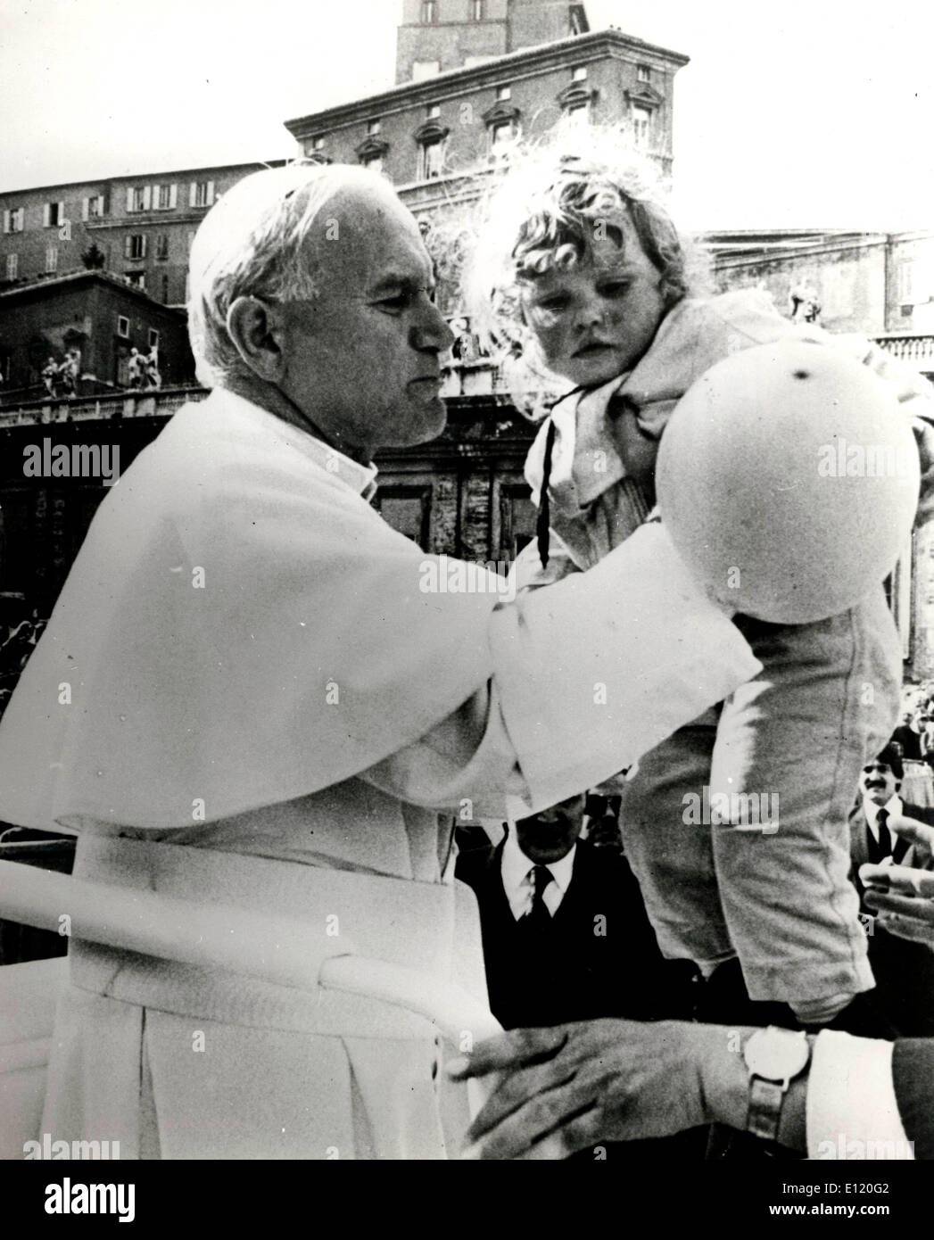 Papa Giovanni Paolo II si solleva una bambina dalla folla durante il suo tour di Piazza San Pietro. Foto Stock