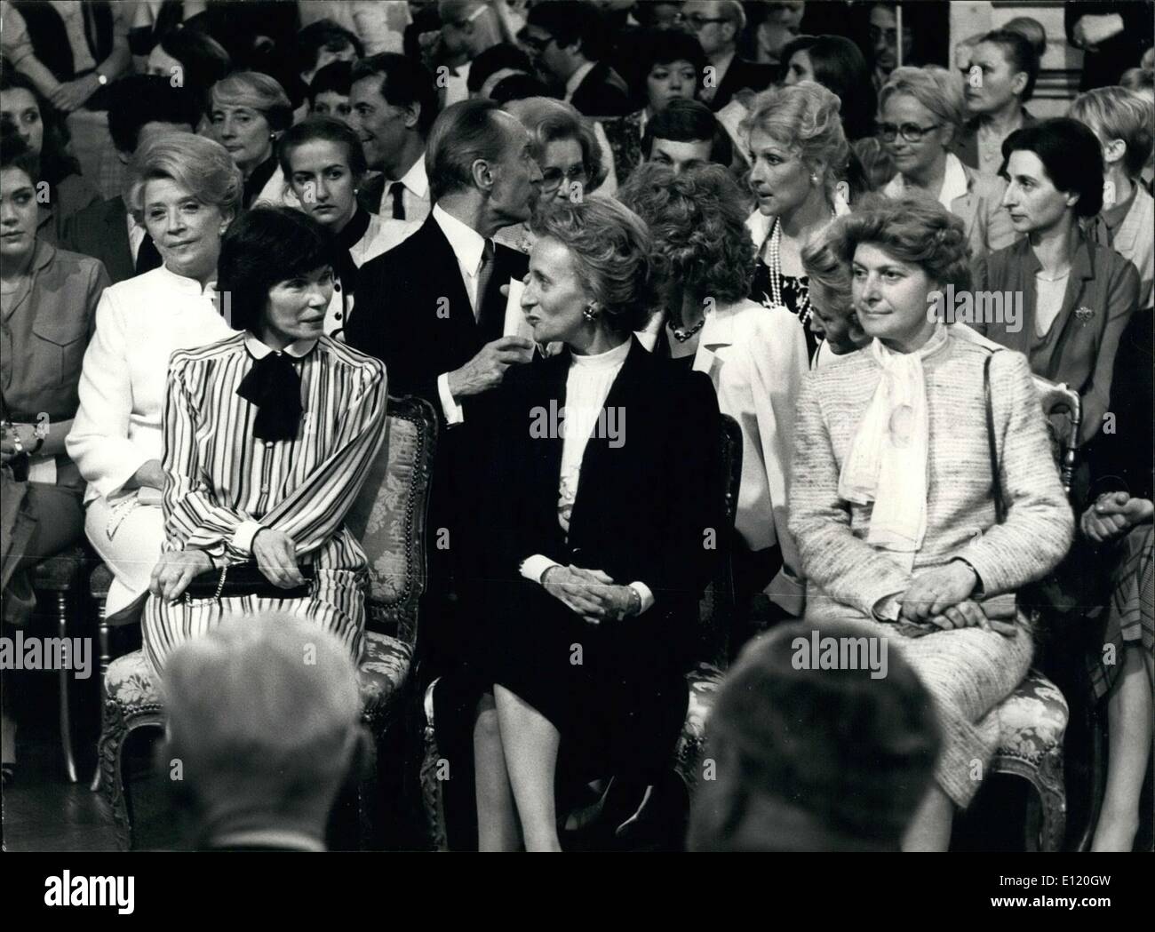 22 maggio 1981 - politico mogli: prima donna di Francia Daniele Mitterand, Bernadette Chirac, moglie del Sindaco di Parigi e la Sig.ra Mauroy, moglie del Primo Ministro Pierre Mauroy. Foto Stock