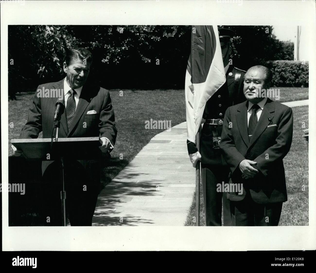 Agosto 08, 1981 - Presidente Ronald W. Reagan parla ai giornalisti in partenza di primo ministro Suzuki e la fine dei loro incontri qui alla Casa Bianca. Suzuki si torna in Giappone il sabato. I colloqui tra i due leader politici di tutto il mondo si è conclusa in maniera soddisfacente e molti problemi sono stati risolti per quanto riguarda gli scambi commerciali, ecc. Foto Stock