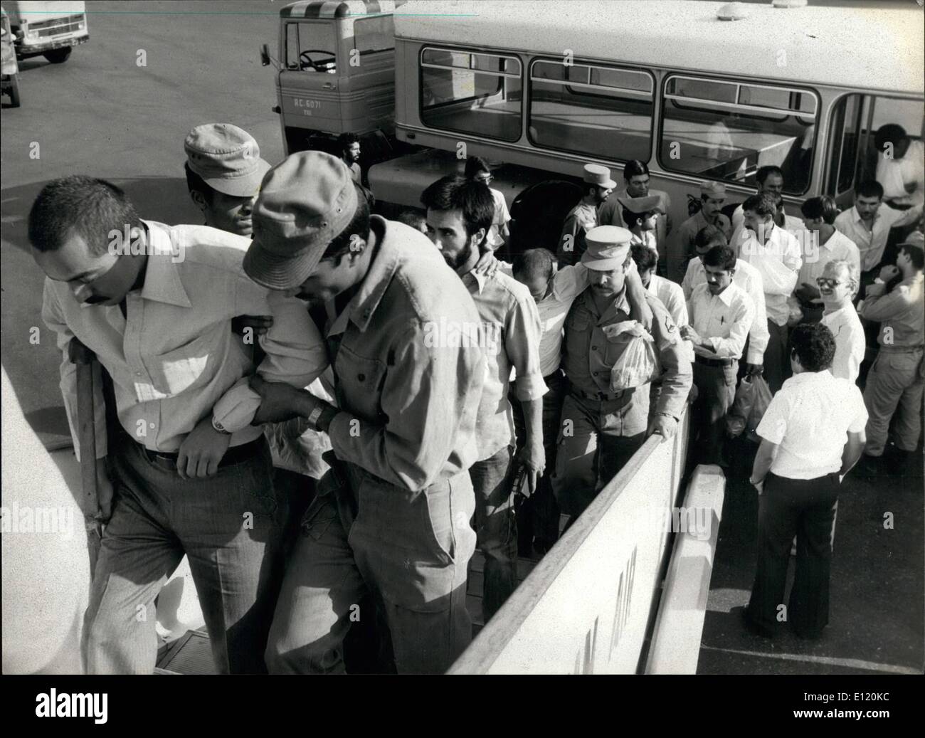 Agosto 08, 1981 - Scambio di iraniano e prigionieri iracheni di guerra: feriti prigionieri iracheni di guerra sono aiutati dai delegati del comitato internazionale della Croce Rossa (CICR) in aereo a Teheran aeroporto martedì, quando 45 iracheni e 40 Iranianprisoners della guerra sono stati scambiati all'aeroporto di Larnaca, Cipro, sotto il controllo del CICR. Foto scattata da ufficiali della Croce Rossa fotografo Thierry Gassman Foto Stock