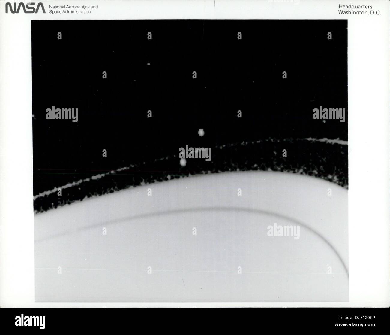 Agosto 21, 1981 - Questa immagine presa dal Voyager 2 veicolo spaziale di Saturno è un anello-mostra la sottile F-ring preceduta e seguita da due suoi satelliti sheperding. Perché la luna interna gira intorno al pianeta leggermente più veloce rispetto a quella esterna, i satelliti giro ogni 25 giorni. Questa foto è stata scattata da ago, 15,quando Voyager 2 era 10,5 milioni di chilometri (6.6 milioni di miglia) da Saturno. In quell'istante, i pastori sono stati meno di due ore più tardi. Gli scienziati saranno cercando le modifiche nell'F-ring risultante dal passaggio ravvicinato dei satelliti Foto Stock