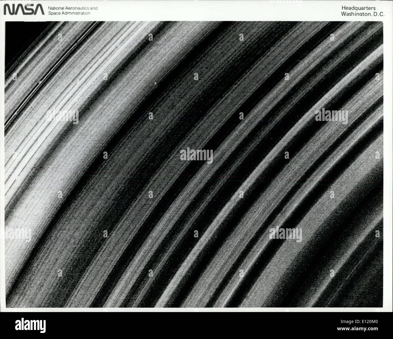 Agosto 27, 1981 - Questo Voyager 2 fotografia del viso illuminato di Saturno's B-ring è stato ottenuto il agosto 25 a partire da una distanza di 743,000 km (461,000 miglia). Esso copre una gamma di circa 6.000 km. (3.700 mi.) e mostra la struttura ad anello suddiviso in circa dieci volte di più anelli rispetto a quanto precedentemente ritenuto sospetto. Le funzioni di più stretta che qui sono circa 15 k. (10 mi) di larghezza. Variazioni di luminosità sono dovuti ad una combinazione di differenze nella corona il numero di particelle di densità e proprietà di diffusione della luce Foto Stock