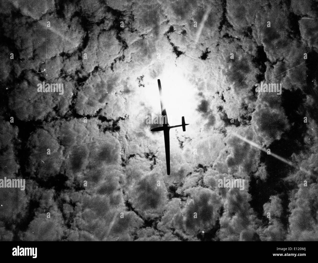 Settembre 01, 1981; Szeged, Ungheria; aereo campionato tra i piloti provenienti da sette oriente paesi socialisti si svolgerà a Szeged, affamati. La foto mostra un aereo su un cielo arancione. (Credito Immagine: KEYSTONE Pictures USA/ZUMAPRESS.com) Foto Stock