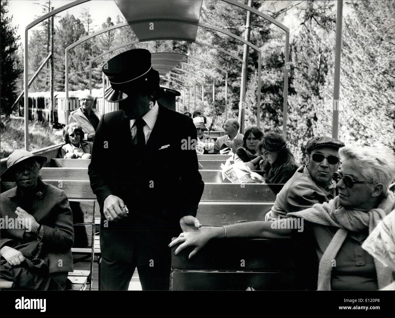 Sett. 09, 1981 - Andare in treno wild west.: dal panorama aperto-carrelli è possibile avere un giro attraverso il paesaggio alpino da St. Moritz a Poschivao, arrampicata sul famoso Bernina mountain pass. I turisti provenienti da tutto il mondo si sentono colpiti da uno scenario di montagna e prendere la possibilità di conoscere un lontano situato a valle. La foto mostra il conduttore nel carrello aperto che ti dà una sensazione di andare selvaggio west in tocco di open-paese. Foto Stock