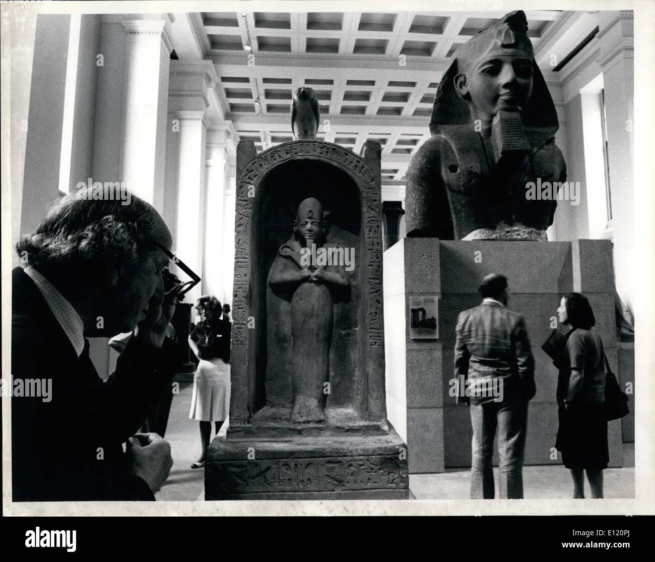 Sett. 09, 1981 - La signora Thatcher apre una nuova galleria egiziano al British Museum; il primo ministro sig.ra Margaret Thatcher ha aperto la riorganizzazione della Scultura egiziana Gallery presso il British Museum di ieri. La galleria è stata aperta per la prima volta nel 1834 e stato da ultimo riorganizzati in modo esauriente nella metà - 1930s. Dopo aver aperto la mostra la signora Thatcher ha avuto uno sguardo più da vicino ad alcune delle sculture. La foto mostra i visitatori ispezionare una statua di Ramses II (r) e una figura di Osiride in un santuario di calcare. Foto Stock