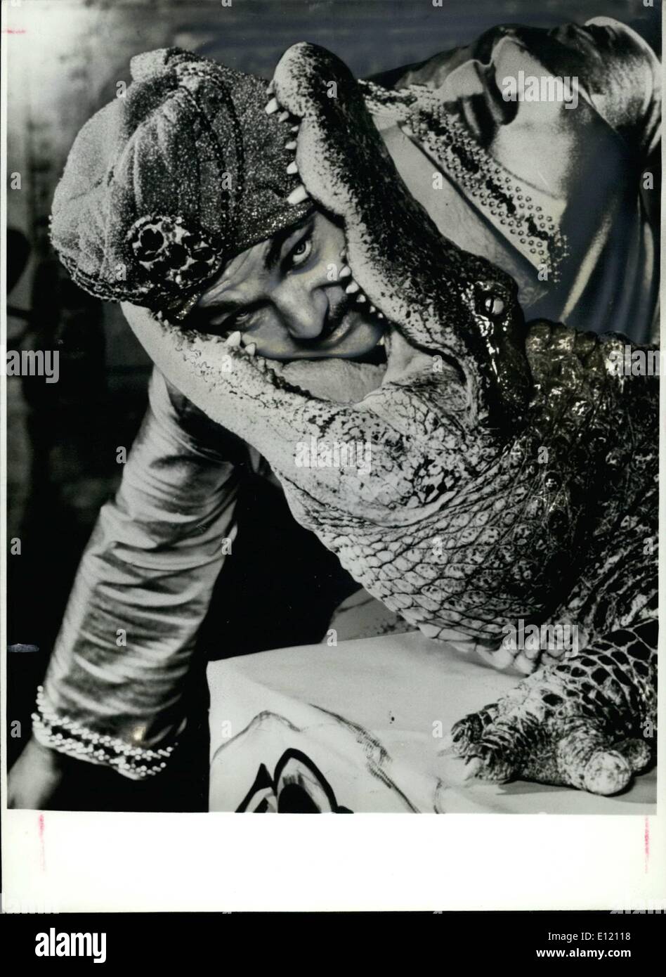 Sett. 09, 1981 - ganasce: Karah Khavak mette la testa nelle ganasce della morte. Il turbaned Indian addestratore di animali rischi razor-denti affilati e ganasce forte nel suo agire nel Circus Krone a Monaco di Baviera. Foto Stock