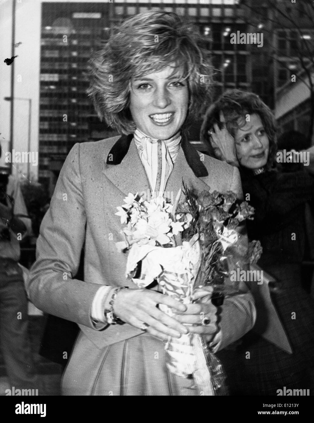 Un disheveled Princess Diana arriva in corrispondenza della stazione radio Foto Stock