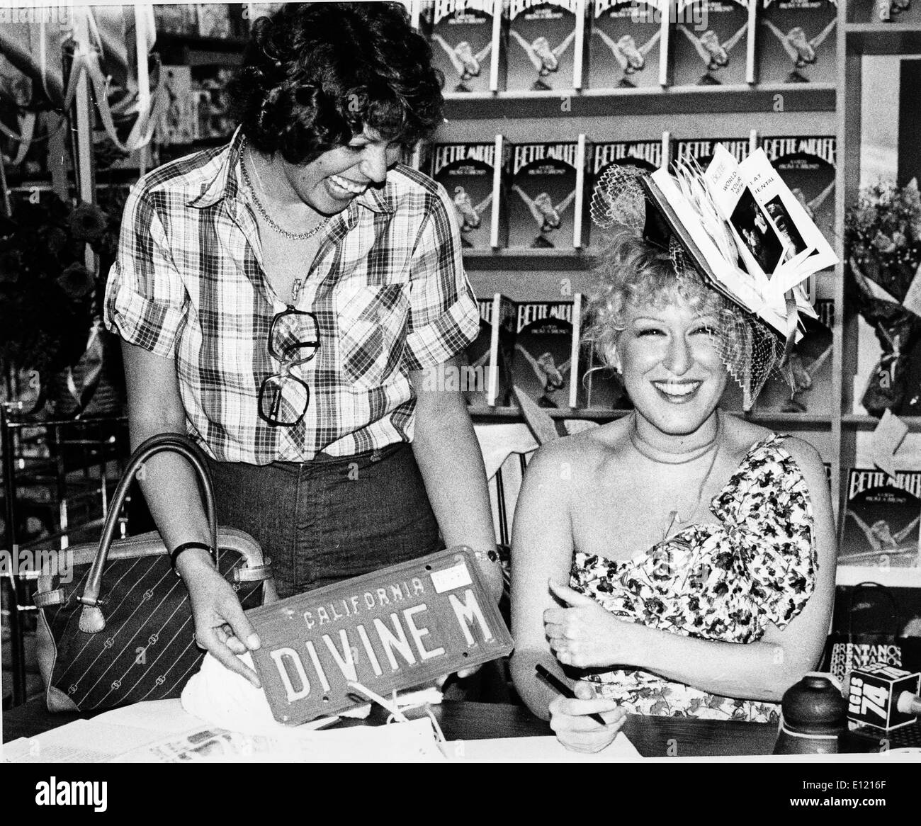 Il cantante Bette Midler riceve la targa dal ventilatore Foto Stock