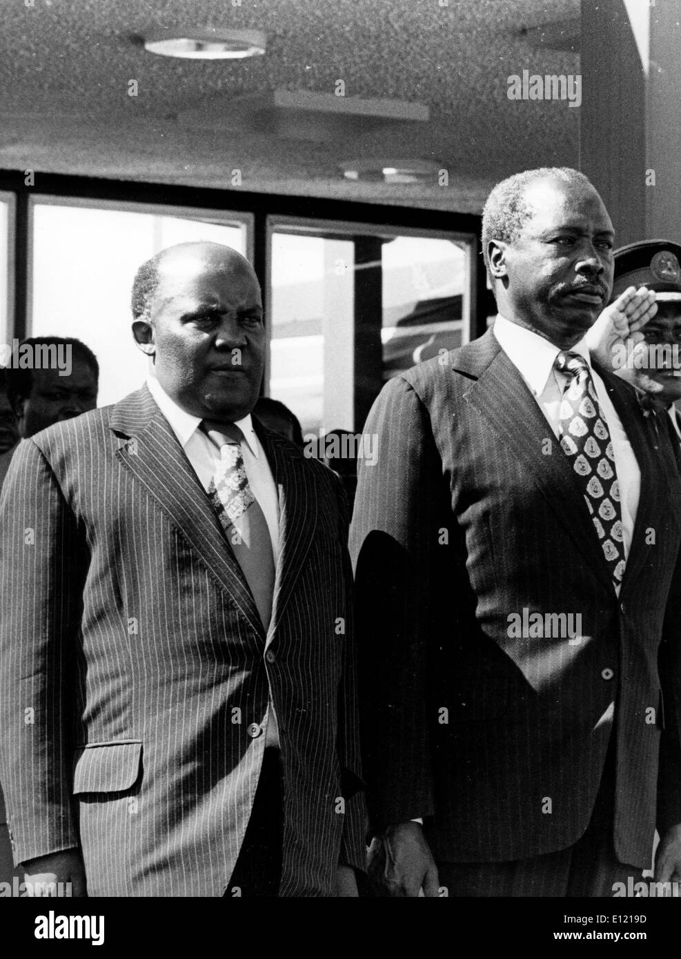 Presidente dell Uganda, Godfrey BINAISA con il Kenya Presidente Daniel arap Moi durante una visita in Kenya. Foto Stock