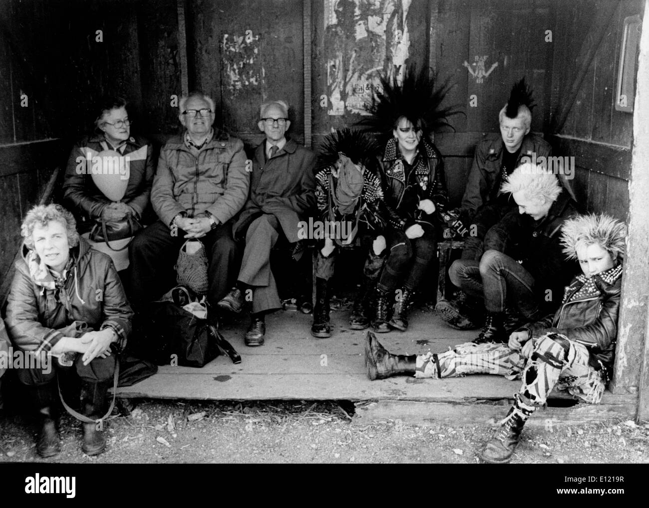 Giovani e vecchi manifestanti partirono per centri militari per protestare contro le armi nucleari sul Greenham Common un Air Force Base in Gran Bretagna Foto Stock