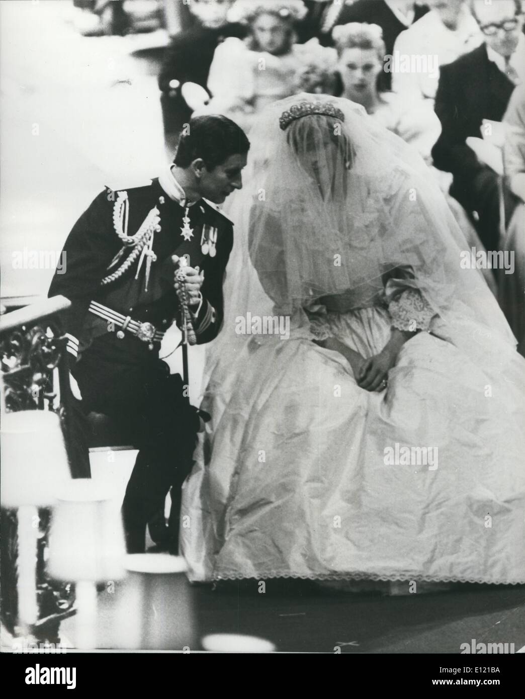 Lug. 07, 1981 - Il Royal Wedding: il principe Charles e Lady Diana hanno tutto un chat durante la cerimonia nella Cattedrale di St Paul oggi. Foto Stock