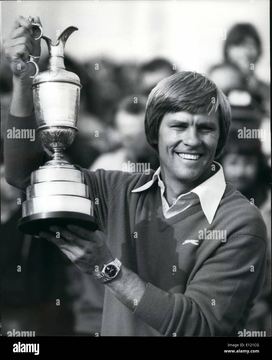 Lug. 07, 1981 - 20 luglio 1981 Texano Bill Rogers vince il British Open. Trionfo per il texano Bill Rogers, 29, come egli ha tenuto il Campionato Open trofeo dopo una quattro tempi vincere al Royal St George, Sandwich, Kent, ieri. Egli aveva un giro finale di 71 per un 72 buche aggregato di 276, con Bernhard Langer della Germania ovest la finitura secondo su 280. Foto Stock