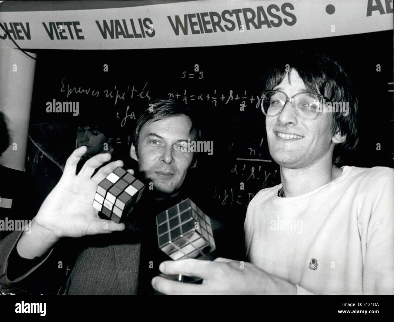 Ottobre 10, 1981 - Il vincitore del cubo di Rubik campionato, 25-anno-vecchio Jerome Jean Charles è raffigurato con il cubo di Rubik inventore Erno Rubik. Egli ha risolto il cubo in 31 secondi. Il concorso ha avuto luogo presso il Palais de la Decouverte. Inverno 1917 Petrograd Foto Stock