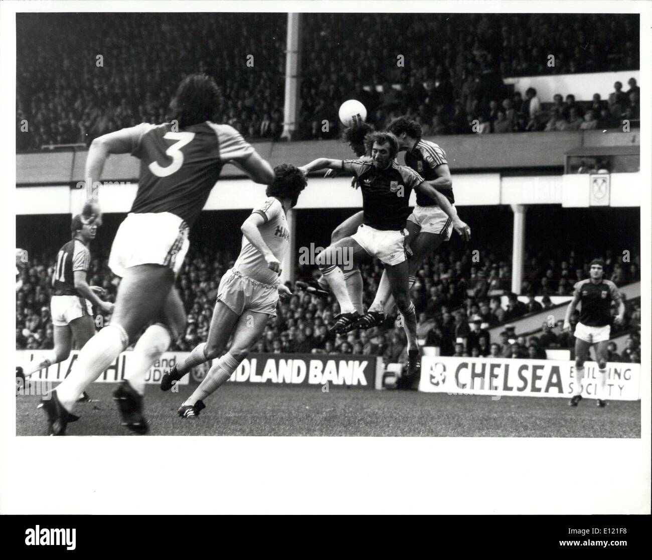 Ottobre 12, 1981 - West Ham V Everton mostra fotografica: Billy obbligazioni il West Ham capitano aiuta a cancellare un Everton attentato di Upton Park Foto Stock