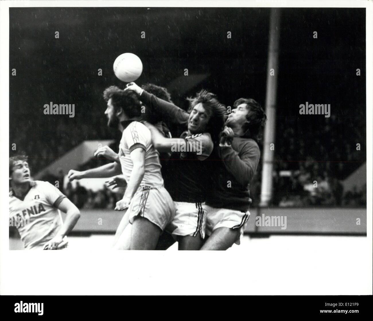 Ottobre 12, 1981 - West Ham V Everton mostra fotografica: West Ham portiere Tom McAlister punzoni chiaro un Everton attacco con guida dal West Ham capitano Billy obbligazioni ad Upton Park il sabato. Foto Stock