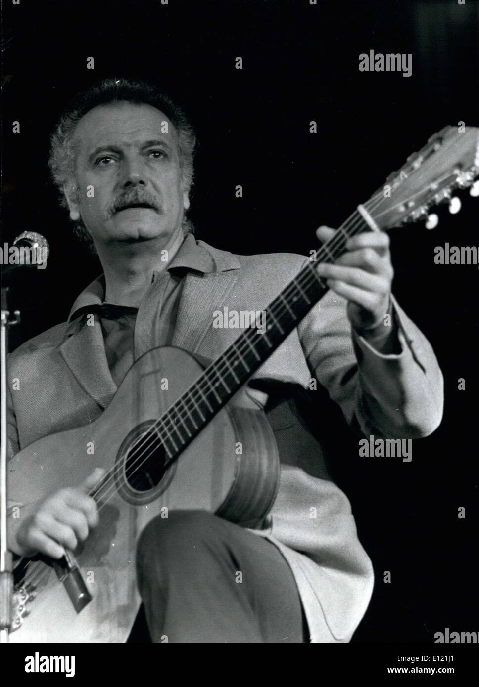 Nov. 02, 1981 - un uomo timido con un dolce di cuore e un amore per gli animali, Georges Brassens, è morto. Egli ci ha lasciato le sue poesie e canzoni, il promemoria di amarci l un l altro. Egli è sepolto accanto ai suoi genitori. Qui si sta giocando la sua chitarra. Foto Stock